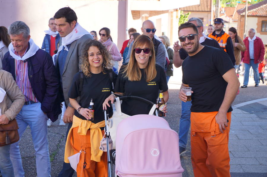 Fotos: Fiestas de Arroyo. San Juan Evangelista. Pregón y desfile de peñas