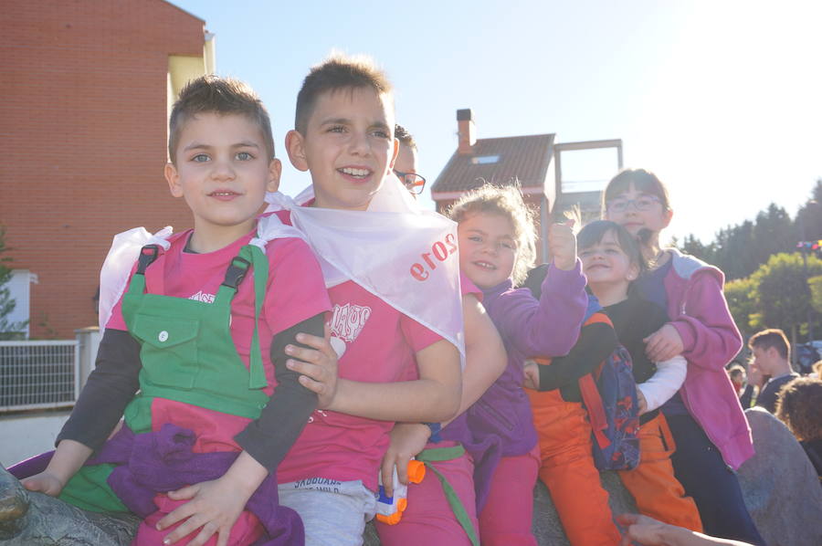 Fotos: Fiestas de Arroyo. San Juan Evangelista. Pregón y desfile de peñas