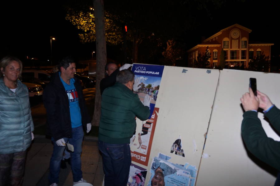 Fotos: Pegada de carteles e inicio de la campaña de las elecciones municipales en Arroyo de la Encomienda