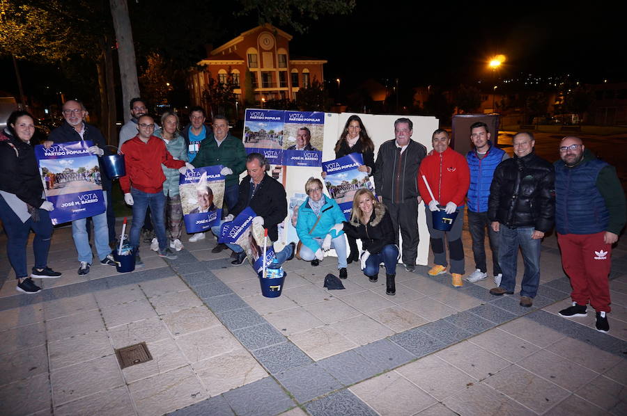 Fotos: Pegada de carteles e inicio de la campaña de las elecciones municipales en Arroyo de la Encomienda