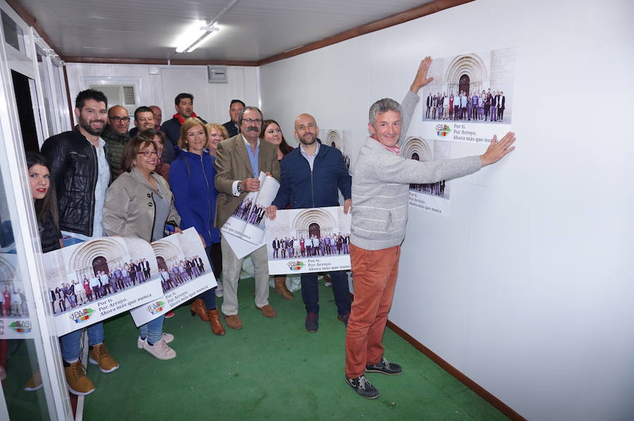 Fotos: Pegada de carteles e inicio de la campaña de las elecciones municipales en Arroyo de la Encomienda