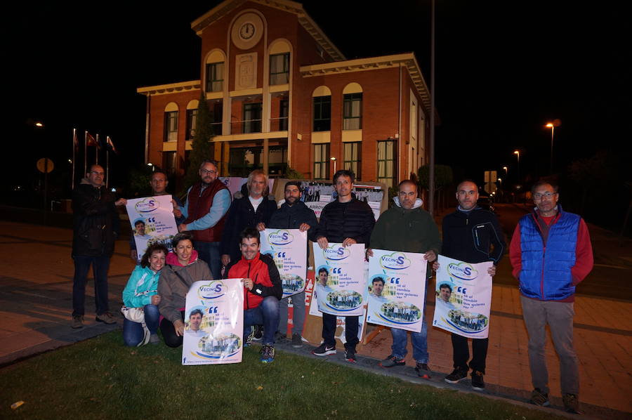 Fotos: Pegada de carteles e inicio de la campaña de las elecciones municipales en Arroyo de la Encomienda