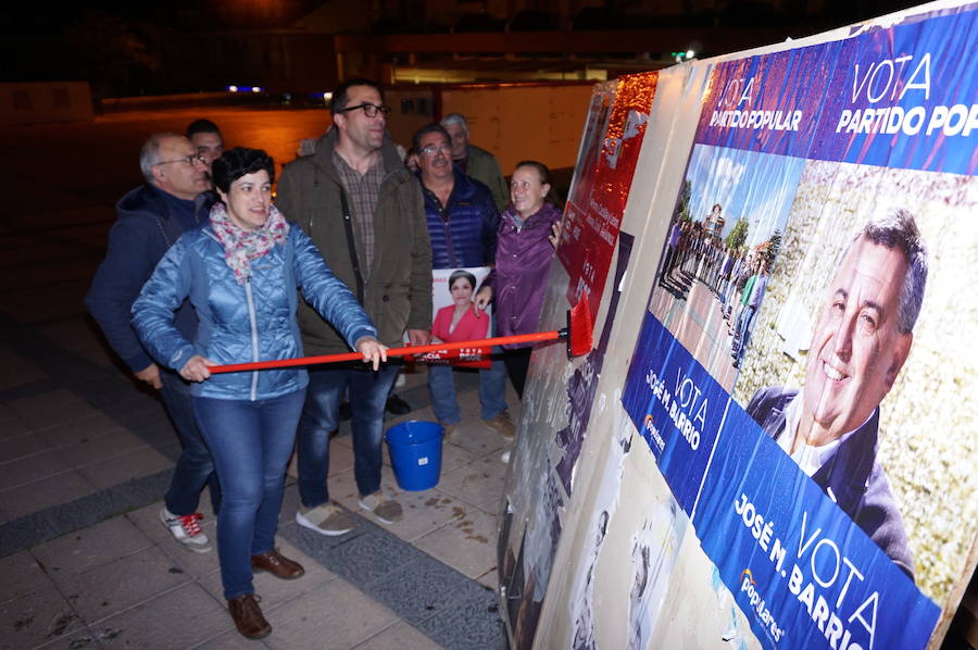 Fotos: Pegada de carteles e inicio de la campaña de las elecciones municipales en Arroyo de la Encomienda