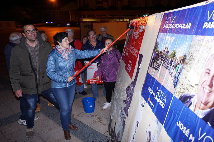 Fotos: Pegada de carteles e inicio de la campaña de las elecciones municipales en Arroyo de la Encomienda