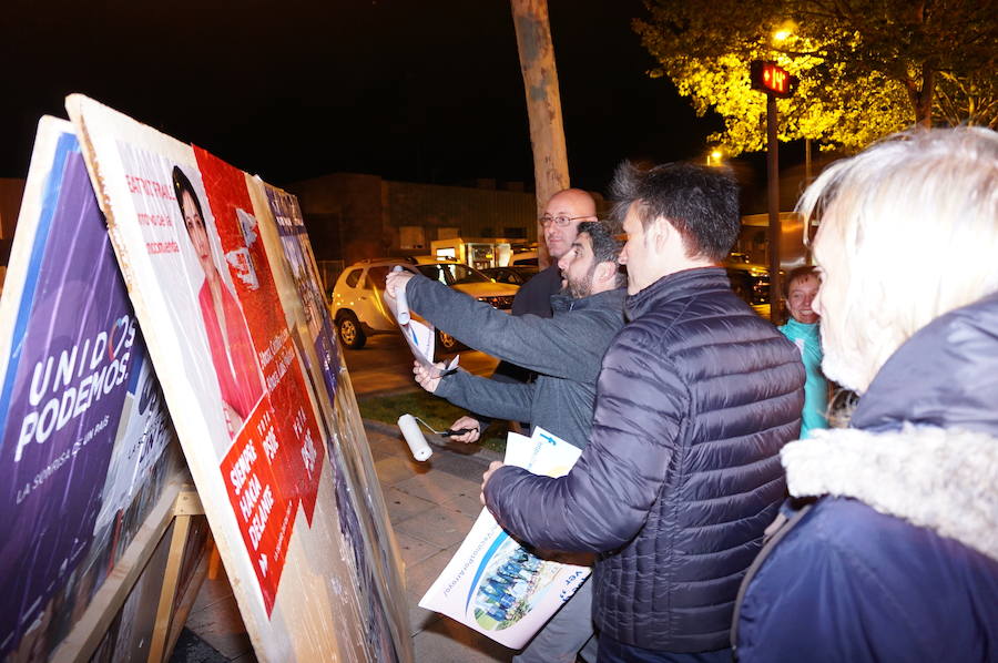 Fotos: Pegada de carteles e inicio de la campaña de las elecciones municipales en Arroyo de la Encomienda