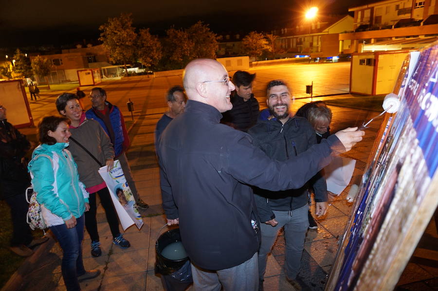 Fotos: Pegada de carteles e inicio de la campaña de las elecciones municipales en Arroyo de la Encomienda