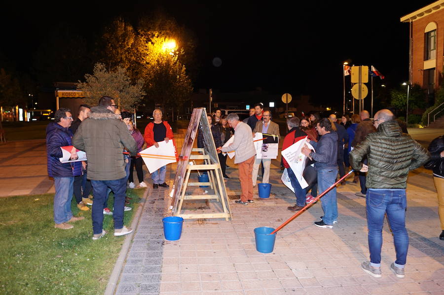 Fotos: Pegada de carteles e inicio de la campaña de las elecciones municipales en Arroyo de la Encomienda