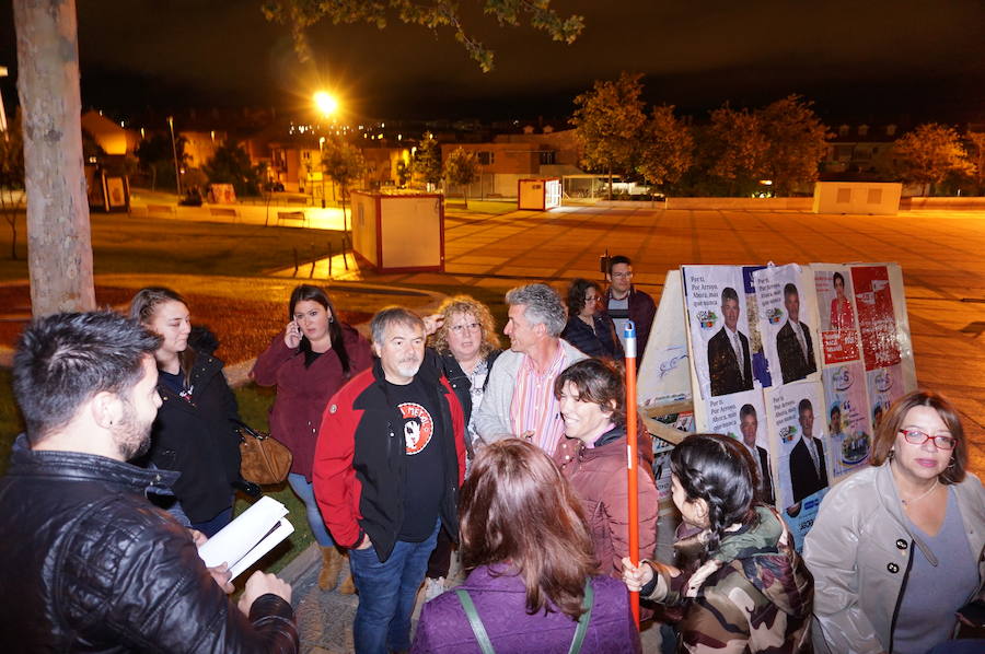 Fotos: Pegada de carteles e inicio de la campaña de las elecciones municipales en Arroyo de la Encomienda