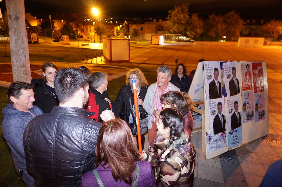Fotos: Pegada de carteles e inicio de la campaña de las elecciones municipales en Arroyo de la Encomienda