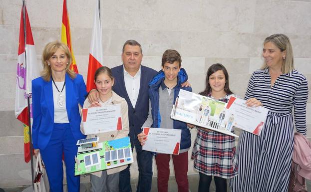 Los niños premiados con el alcalde de Arroyo, José Manuel Barrio, y las directoras del colegio Margarita Salas. 