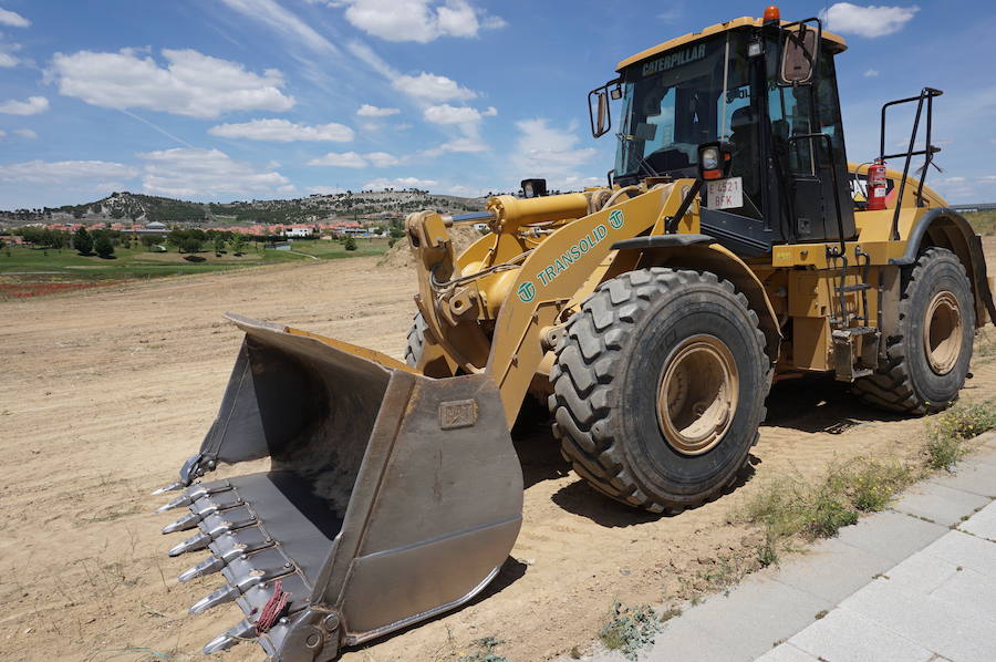Los movimientos de tierra y labores de desbroce ocuparán el trabajo de los operarios los primeros días. 