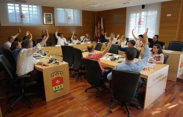 Votación en el pleno celebrado esta tarde en Arroyo con unanimidad de la totalidad de los concejales presentes. 