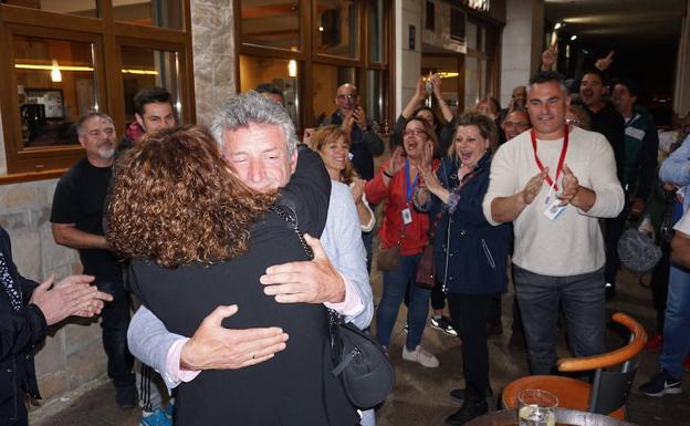 Los afiliados y simpatizantes de IPAE se abrazron emocionados con Sarbelio Fernández. 