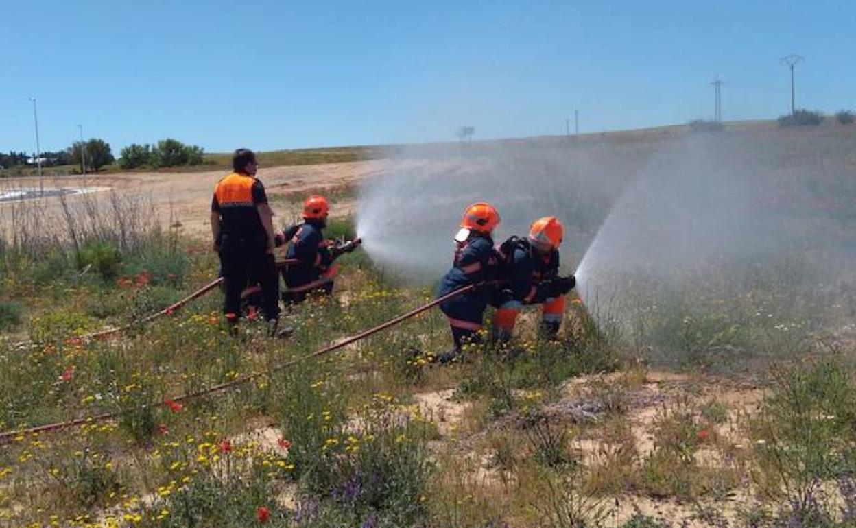 Prácticas de extinción de incendios en la parcela del polígono La Enmienda. 