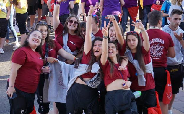 Varias chicas de una peña celebran el inicio de las fiestas de La Flecha. 