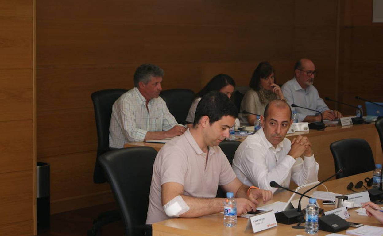 Rafael Velasco, en primer término y a la derecha, será el socio de gobierno de Sarbelio Fernández y de IPAE, sentado tras él en la celebración de un anterior pleno de Arroyo de la Encomienda. 