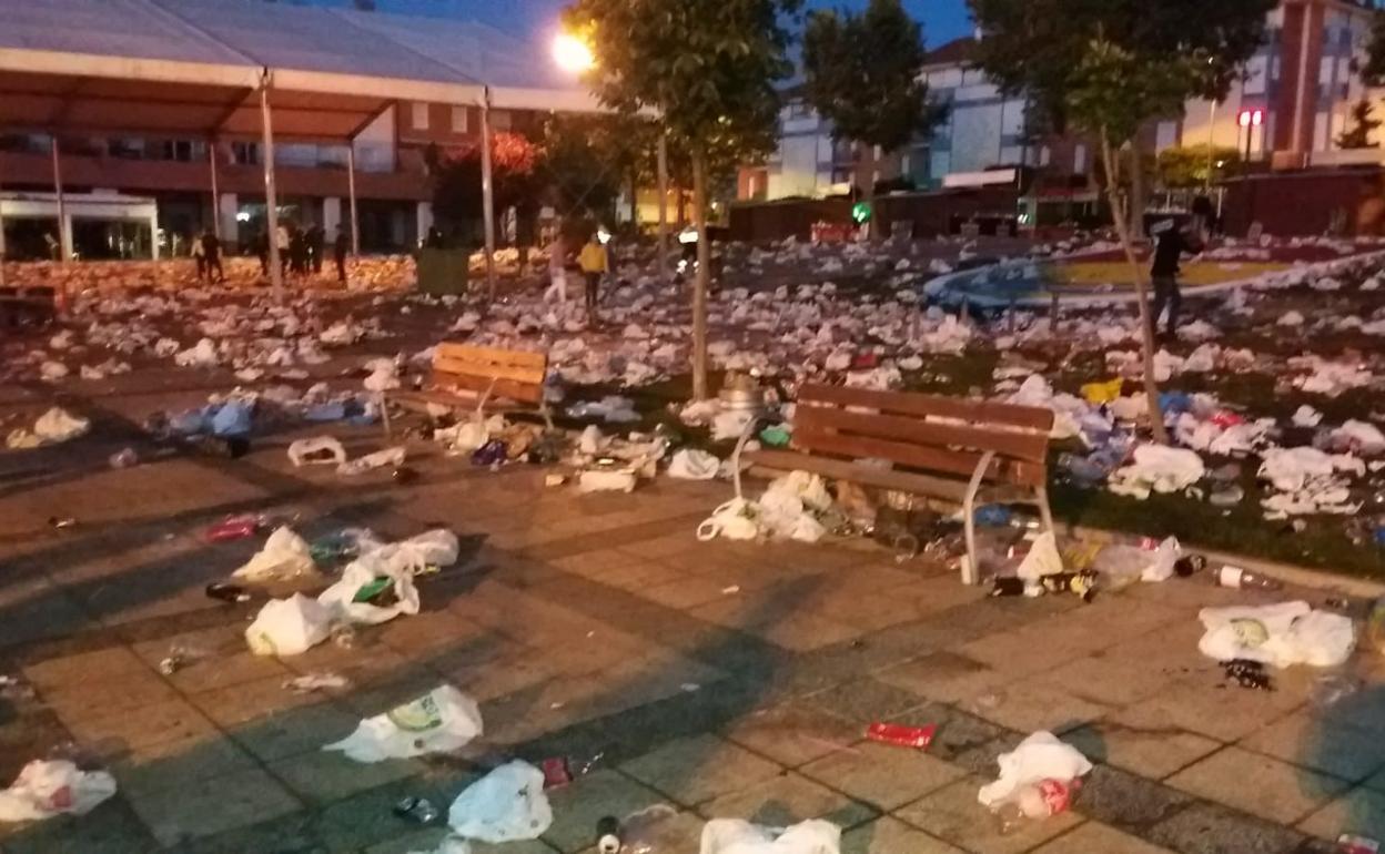 Aspecto que presentaba la Plaza de España a primera hora de la mañana tras terminar la orquesta. 