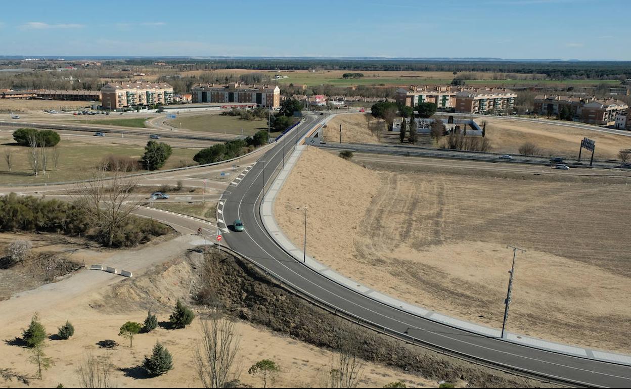 Vista del actual acceso a Arroyo núcleo desde lo alto de 'La Perla Negra'. 