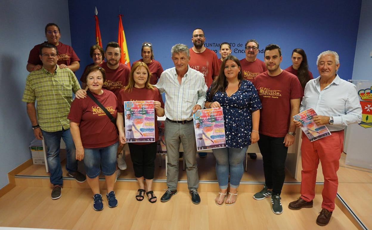 Presentación de la 12ª edición del FIFAE, a la que asistieron el alcalde de Arroyo, Sarbelio Fernández, los concejales Gago, Muñoz, Vela y Sánchez y los organizadores del evento, de la Asociación Bellavista. 