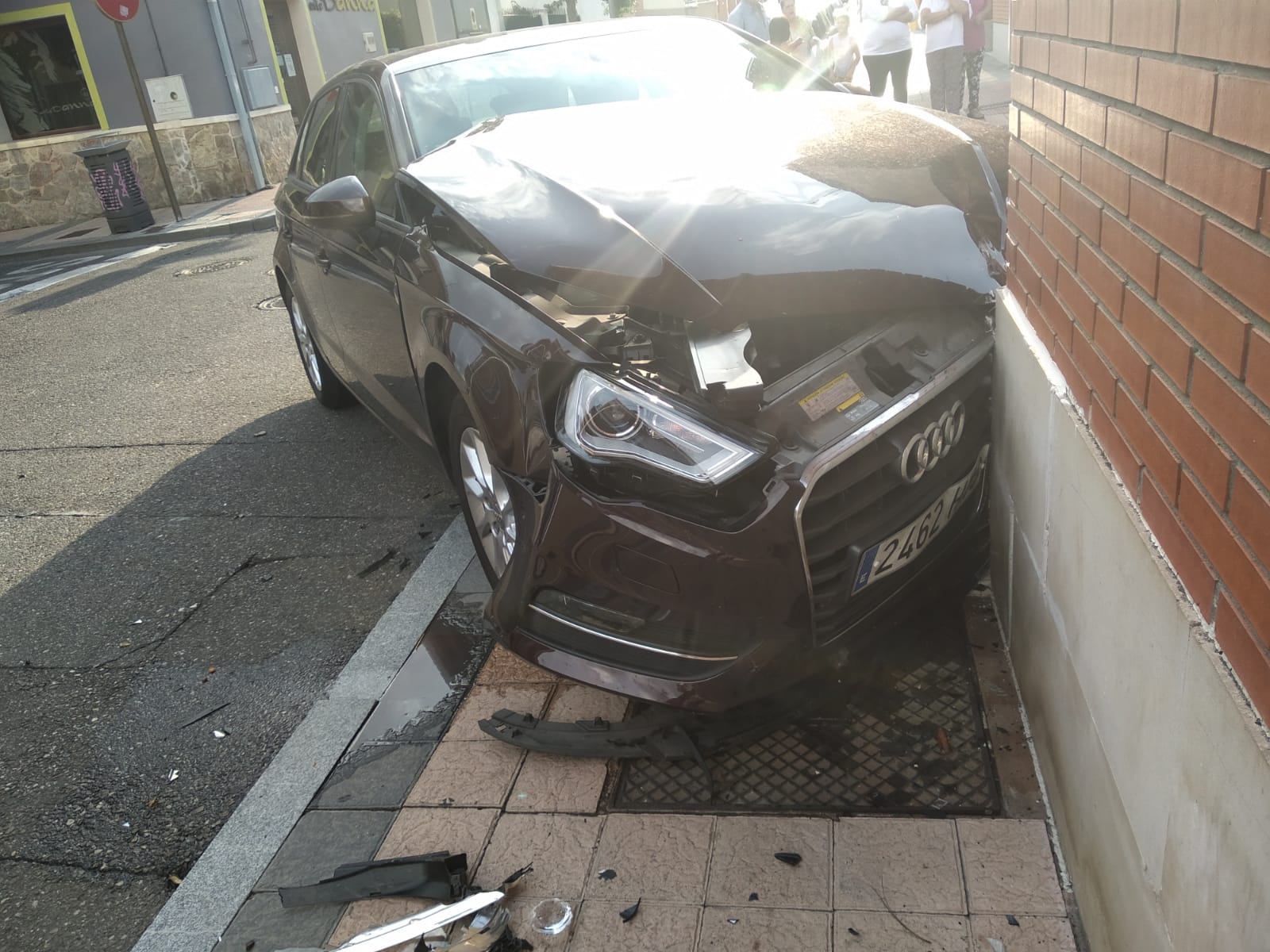 Imagen principal - Un conductor se salta un stop y choca contra otro vehículo en Arroyo