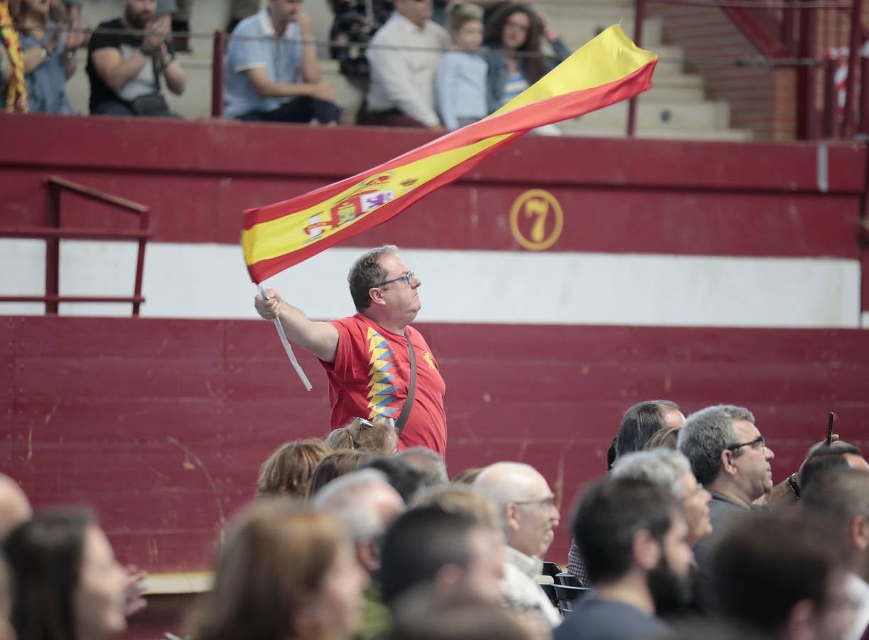 Unos 1.500 afines se dieron cita en la plaza de toros cubierta de la localidad que cantaron 'El novio de la muerte' antes de hacer acto de presencia Abascal y que escucharon en pie y en absoluto silencio el himno de España al término del acto