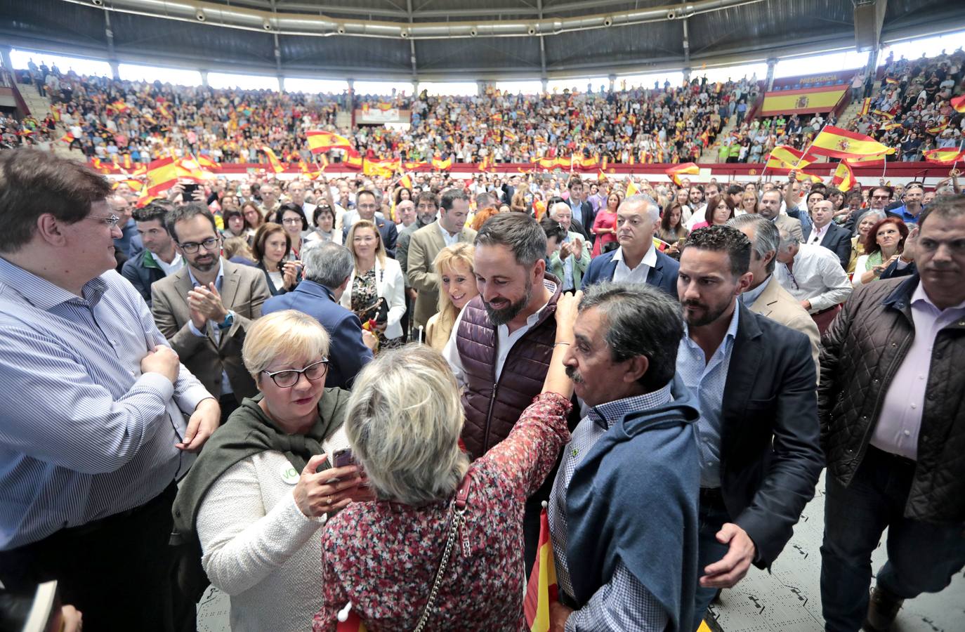 Unos 1.500 afines se dieron cita en la plaza de toros cubierta de la localidad que cantaron 'El novio de la muerte' antes de hacer acto de presencia Abascal y que escucharon en pie y en absoluto silencio el himno de España al término del acto