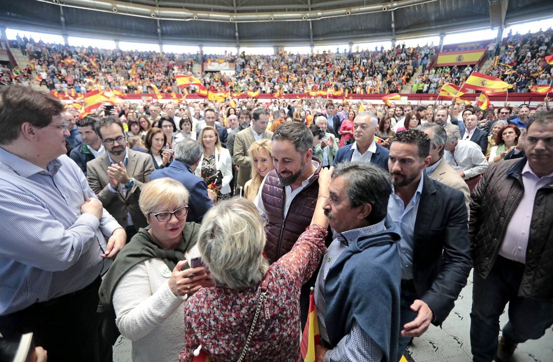 Unos 1.500 afines se dieron cita en la plaza de toros cubierta de la localidad que cantaron 'El novio de la muerte' antes de hacer acto de presencia Abascal y que escucharon en pie y en absoluto silencio el himno de España al término del acto