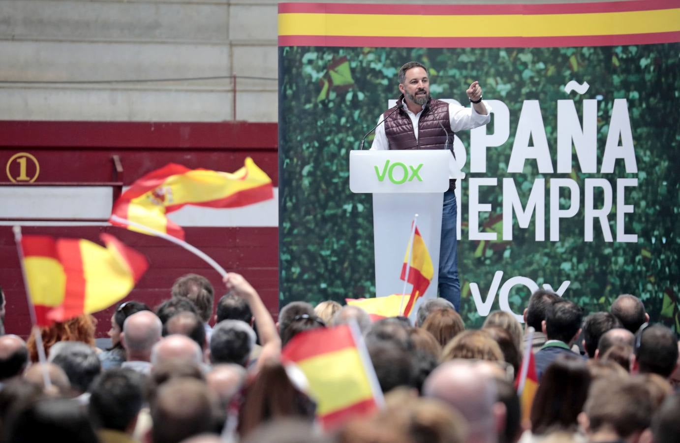Unos 1.500 afines se dieron cita en la plaza de toros cubierta de la localidad que cantaron 'El novio de la muerte' antes de hacer acto de presencia Abascal y que escucharon en pie y en absoluto silencio el himno de España al término del acto
