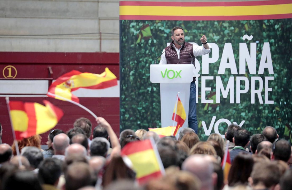 Unos 1.500 afines se dieron cita en la plaza de toros cubierta de la localidad que cantaron 'El novio de la muerte' antes de hacer acto de presencia Abascal y que escucharon en pie y en absoluto silencio el himno de España al término del acto