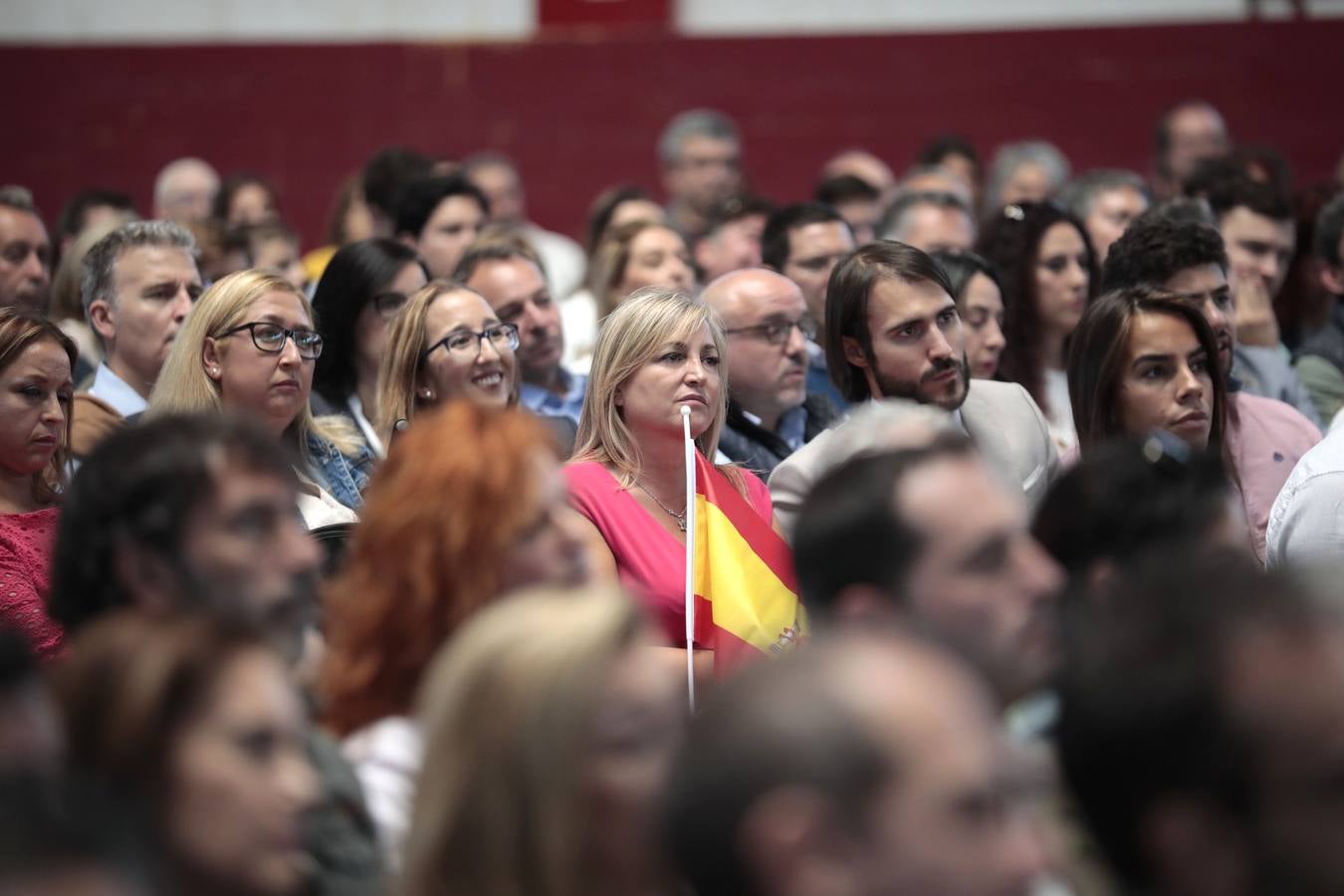 Unos 1.500 afines se dieron cita en la plaza de toros cubierta de la localidad que cantaron 'El novio de la muerte' antes de hacer acto de presencia Abascal y que escucharon en pie y en absoluto silencio el himno de España al término del acto