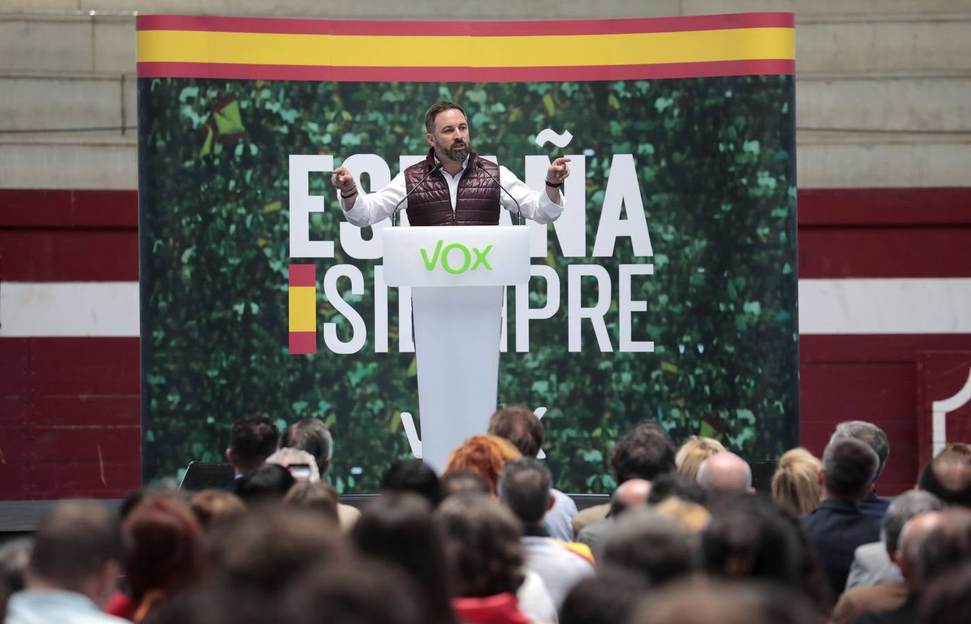 Unos 1.500 afines se dieron cita en la plaza de toros cubierta de la localidad que cantaron 'El novio de la muerte' antes de hacer acto de presencia Abascal y que escucharon en pie y en absoluto silencio el himno de España al término del acto