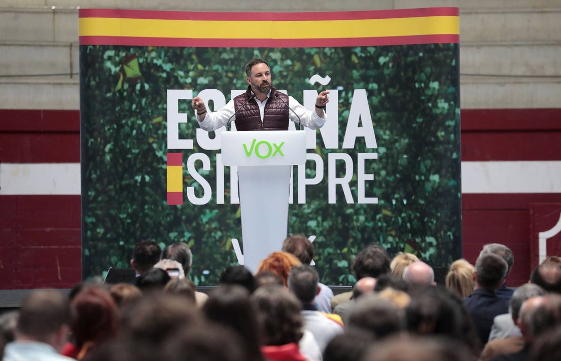 Unos 1.500 afines se dieron cita en la plaza de toros cubierta de la localidad que cantaron 'El novio de la muerte' antes de hacer acto de presencia Abascal y que escucharon en pie y en absoluto silencio el himno de España al término del acto