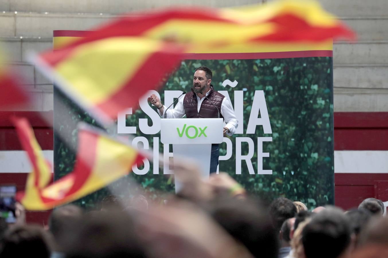 Unos 1.500 afines se dieron cita en la plaza de toros cubierta de la localidad que cantaron 'El novio de la muerte' antes de hacer acto de presencia Abascal y que escucharon en pie y en absoluto silencio el himno de España al término del acto