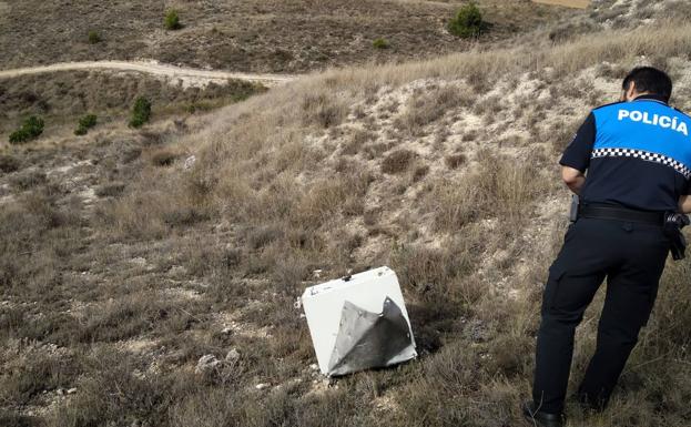 Agente de la Policía Local de Arroyo custodiando el hallazgo. 