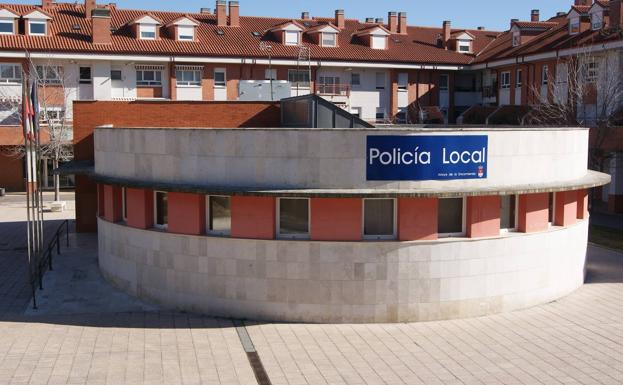 Cuartel de la Policía Local de Arroyo en la plaza de España de La Flecha. 