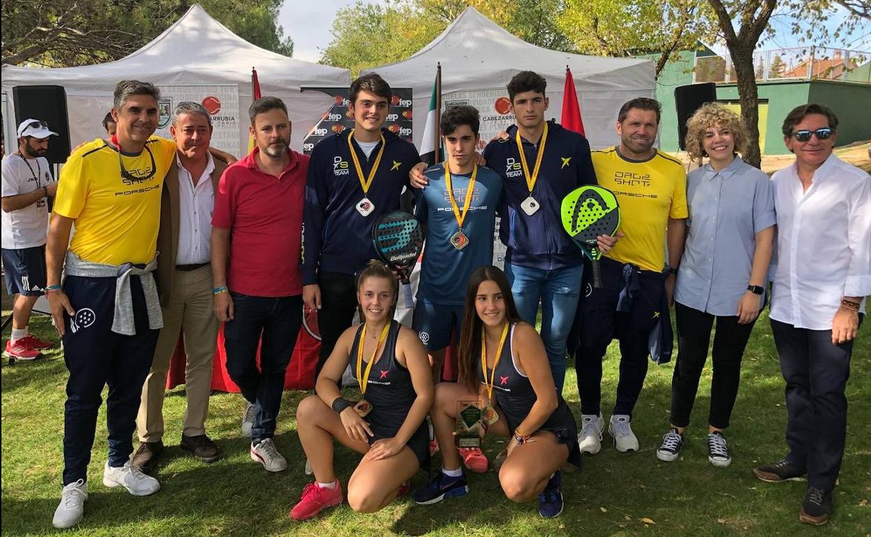Cuerpo técnico y jugadores del Padeld10z tras la entrega de premios del campeonato de España junior. 