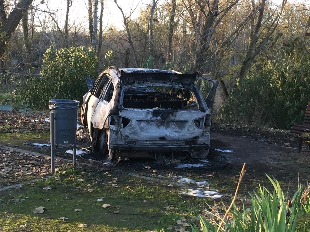 BMW calcinado en las proximidades del río Pisuerga y del frontón de Arroyo núcleo. 