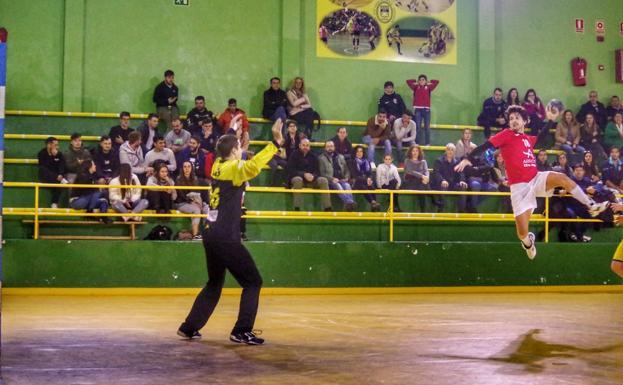 Lanzamiento de un jugador del BM Arroyo culminando un contrataque. 