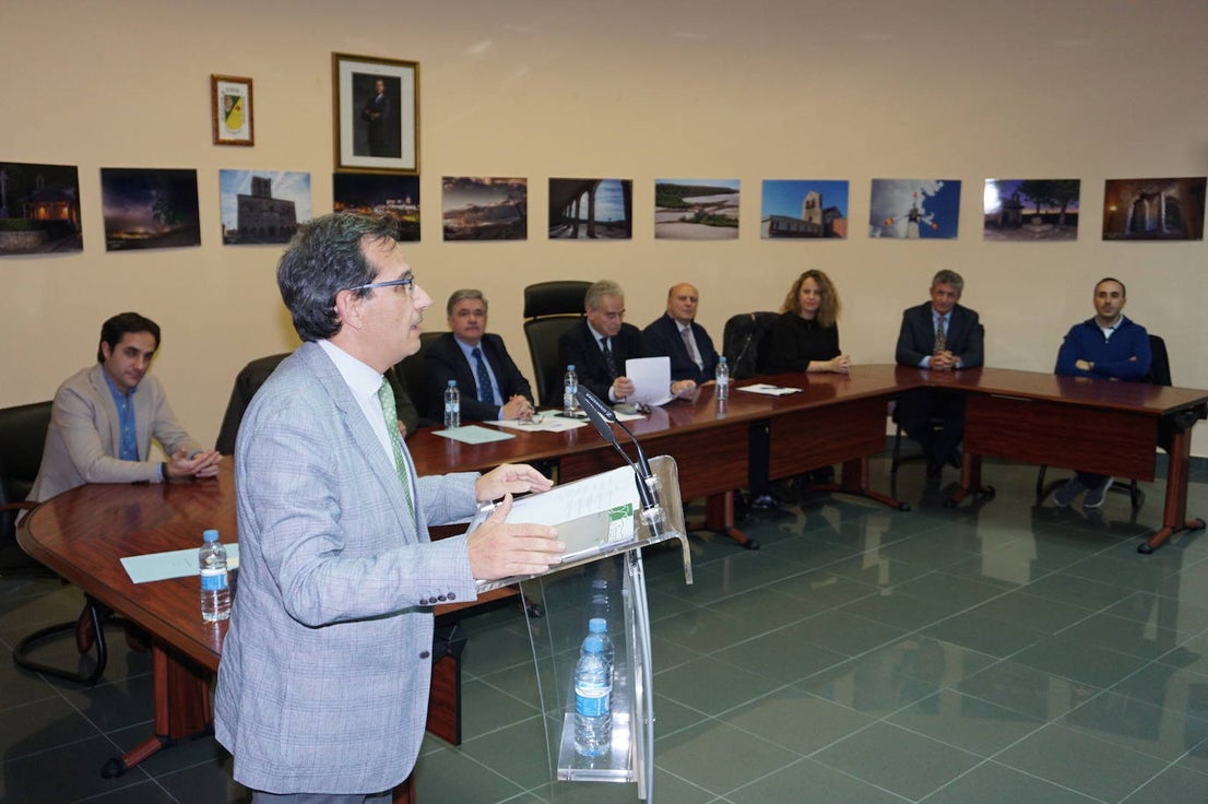 Emocionante acto de reconocimiento en la sede de la Mancomunidad Torozos en Arroyo de la Encomienda a la Guardia Civil con presencia de todos los alcaldes. 