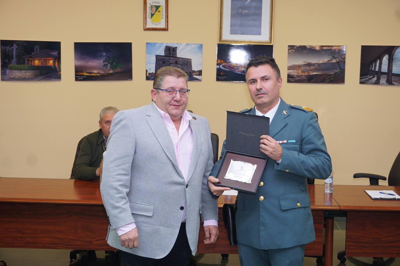 Emocionante acto de reconocimiento en la sede de la Mancomunidad Torozos en Arroyo de la Encomienda a la Guardia Civil con presencia de todos los alcaldes. 