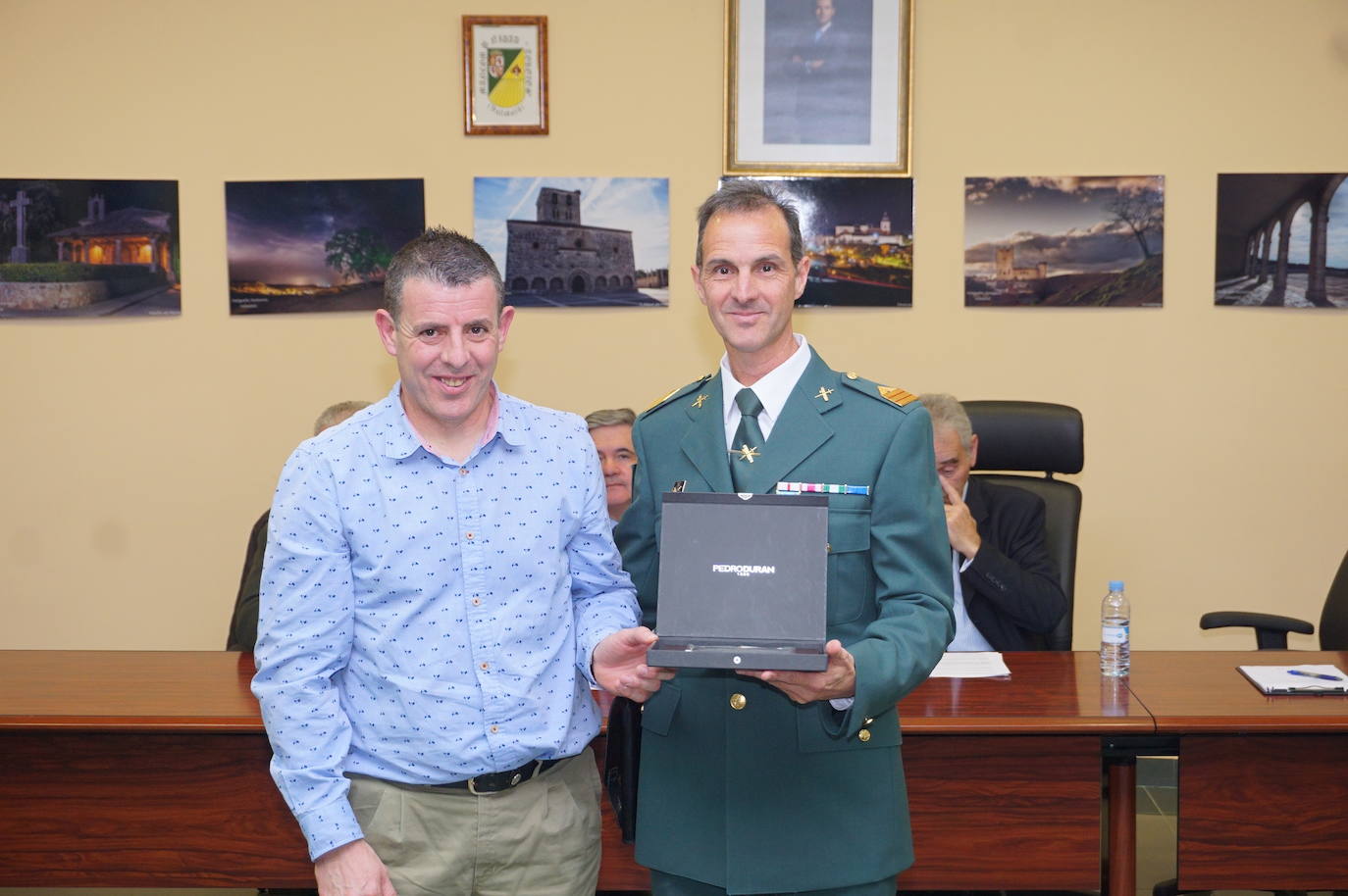 Emocionante acto de reconocimiento en la sede de la Mancomunidad Torozos en Arroyo de la Encomienda a la Guardia Civil con presencia de todos los alcaldes. 