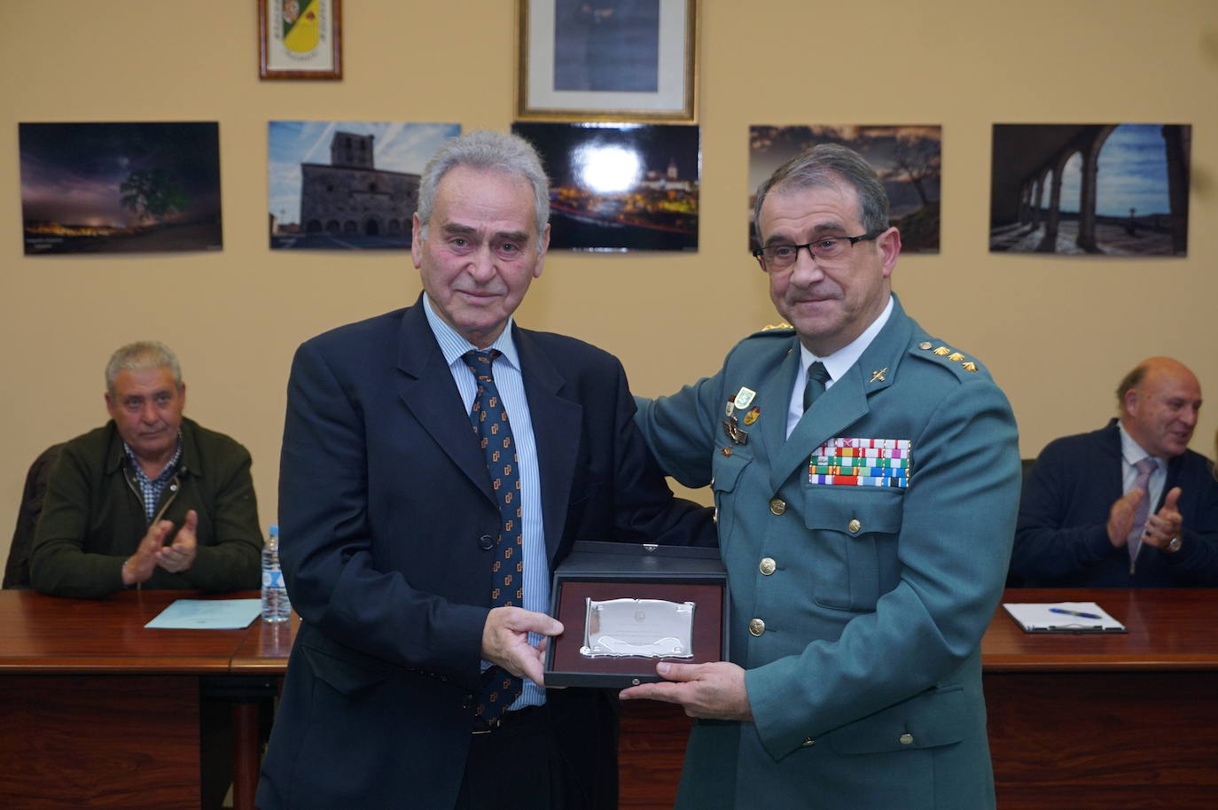 Emocionante acto de reconocimiento en la sede de la Mancomunidad Torozos en Arroyo de la Encomienda a la Guardia Civil con presencia de todos los alcaldes. 