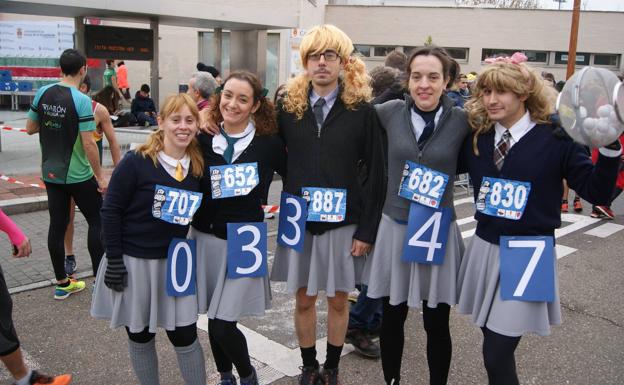 Grupos disfrazados acuden cada año a la Carrera del Turrón de Arroyo. 