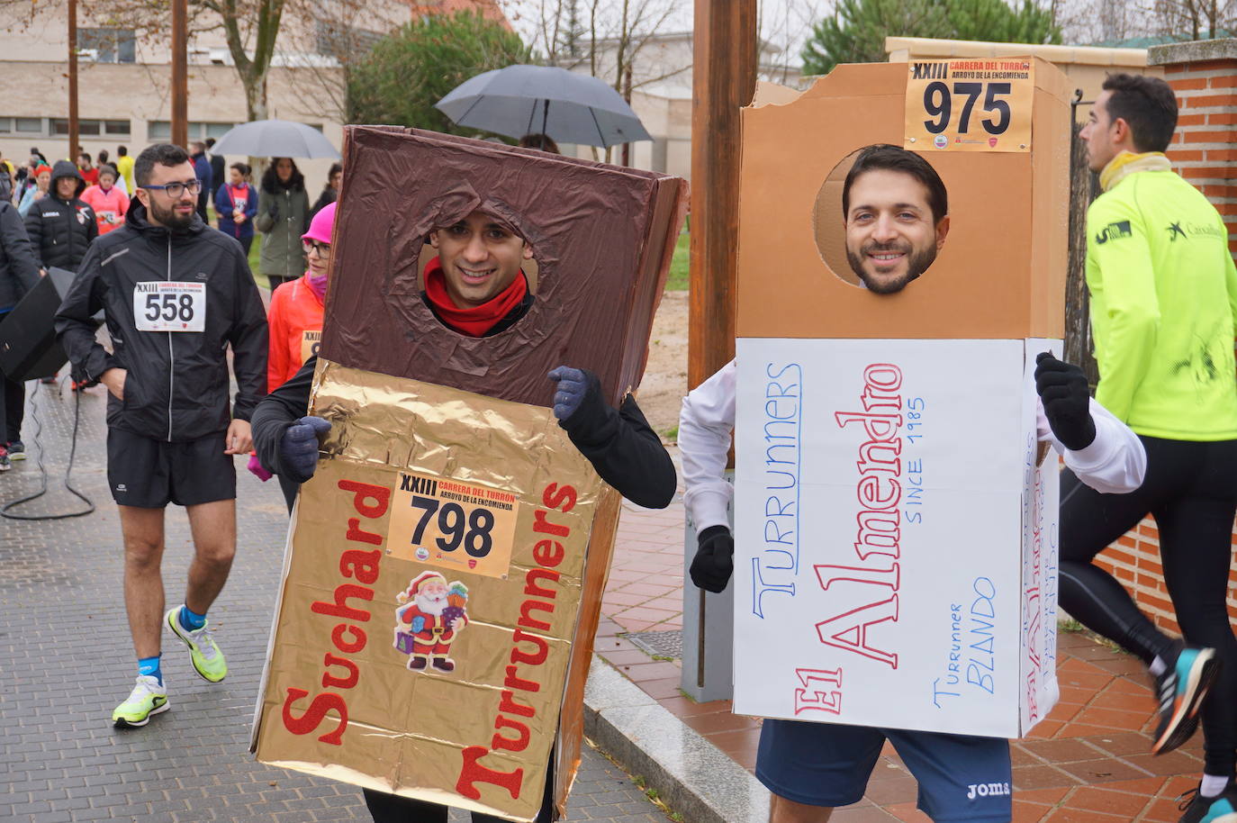 Los alegres y divertidos disfraces cobran protagonismo cada año en la Carrera del Turrón de Arroyo. 