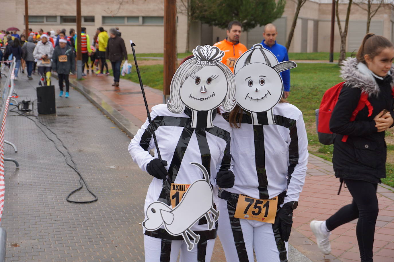 Los alegres y divertidos disfraces cobran protagonismo cada año en la Carrera del Turrón de Arroyo. 