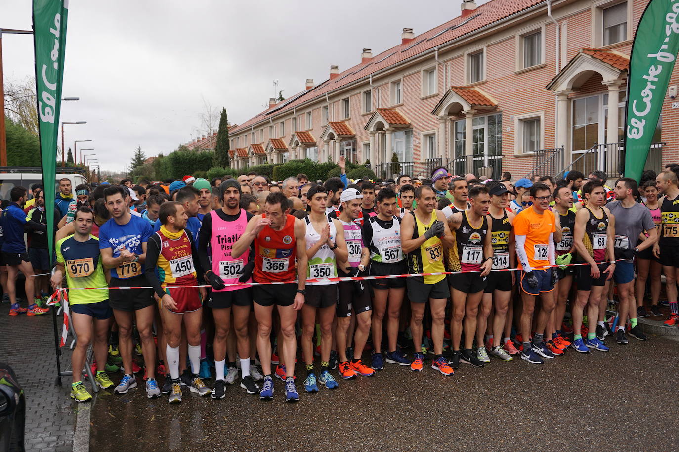 Los alegres y divertidos disfraces cobran protagonismo cada año en la Carrera del Turrón de Arroyo. 