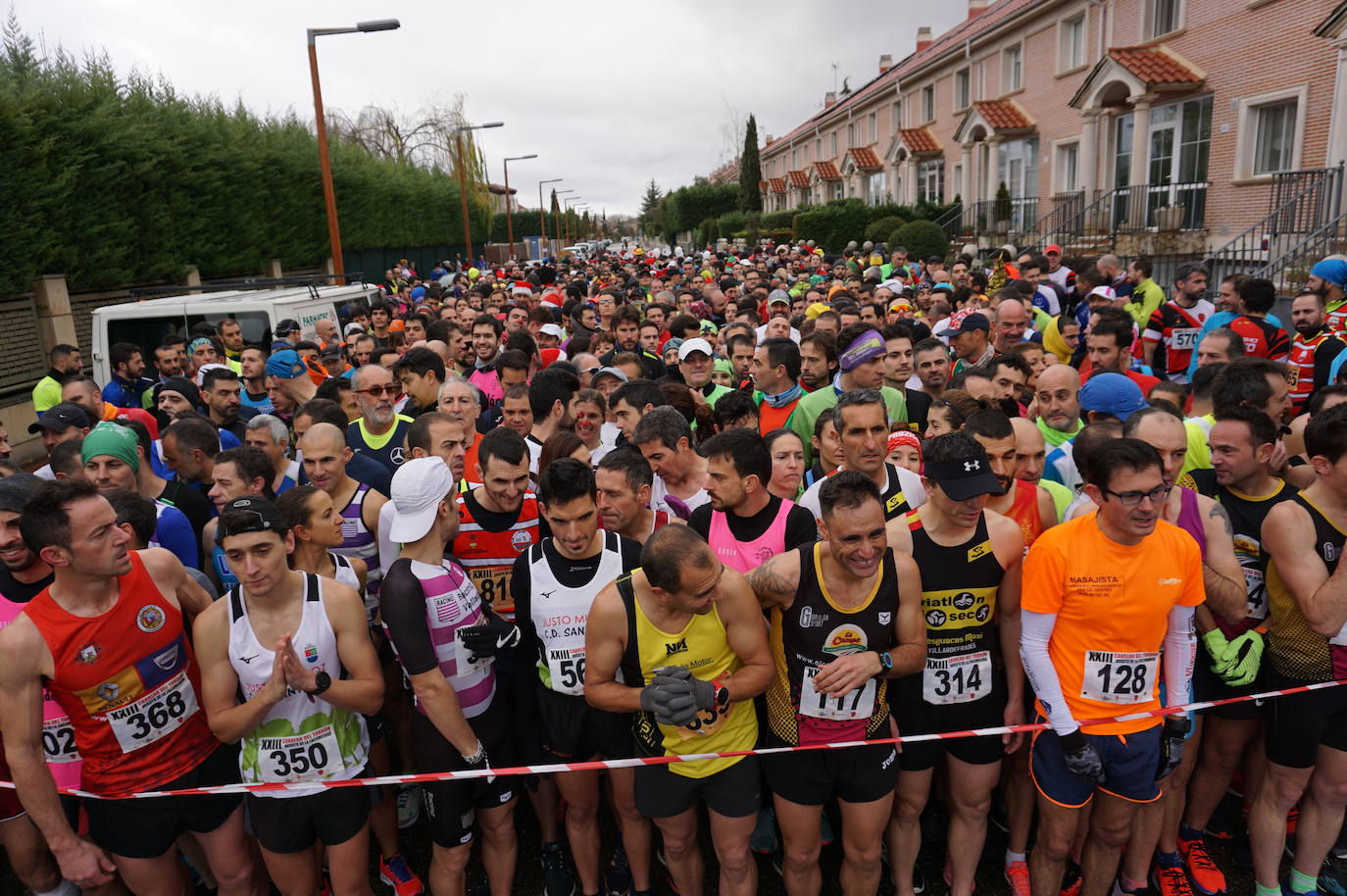 Los alegres y divertidos disfraces cobran protagonismo cada año en la Carrera del Turrón de Arroyo. 