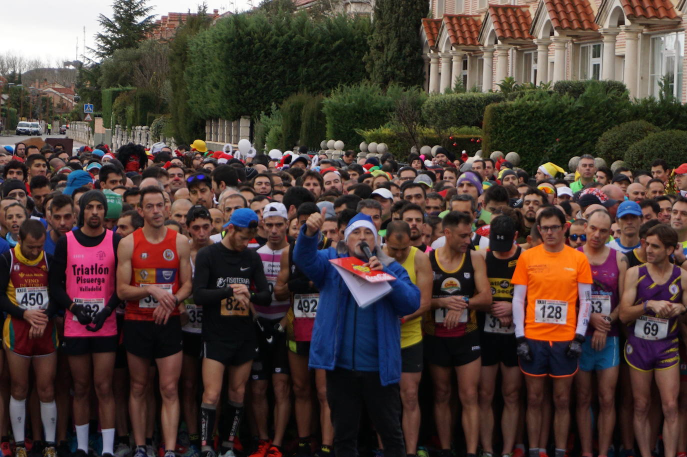 Los alegres y divertidos disfraces cobran protagonismo cada año en la Carrera del Turrón de Arroyo. 