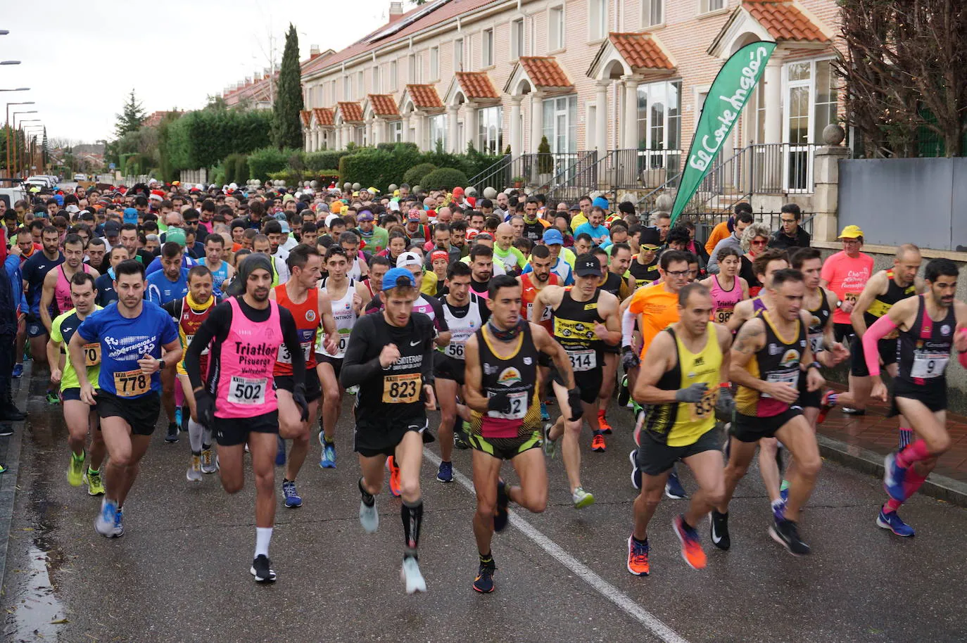 Los alegres y divertidos disfraces cobran protagonismo cada año en la Carrera del Turrón de Arroyo. 