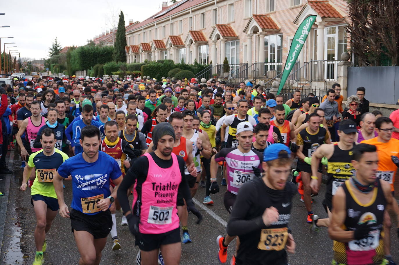 Los alegres y divertidos disfraces cobran protagonismo cada año en la Carrera del Turrón de Arroyo. 